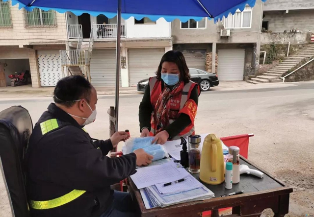 內(nèi)江這位社區(qū)主任自掏腰包購(gòu)買(mǎi)7000個(gè)口罩送上“前線(xiàn)”(圖4)