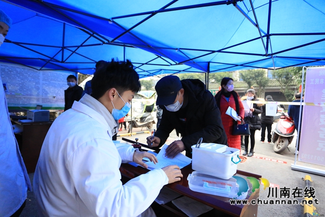 合江為30萬農(nóng)民工依規(guī)有序辦理健康證明(圖1)