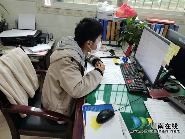 瀘縣喻寺鎮(zhèn)00后志愿者王福林：疫情防控磕掉門牙不后悔