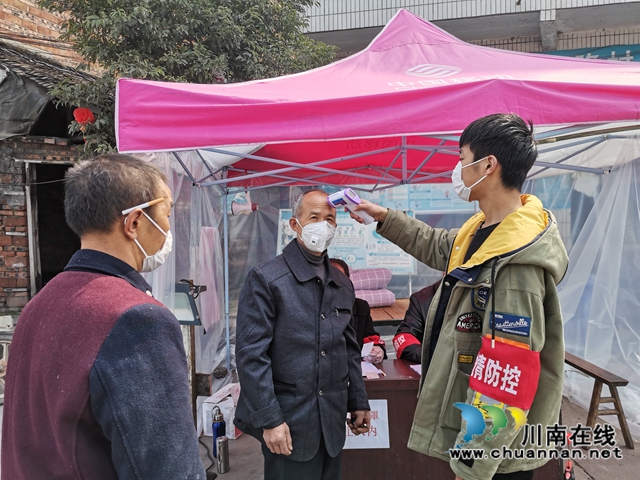 瀘縣喻寺鎮(zhèn)00后志愿者王福林：疫情防控磕掉門牙不后悔(圖4)