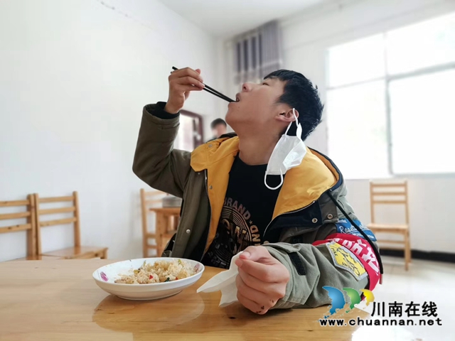 瀘縣喻寺鎮(zhèn)00后志愿者王福林：疫情防控磕掉門牙不后悔(圖6)