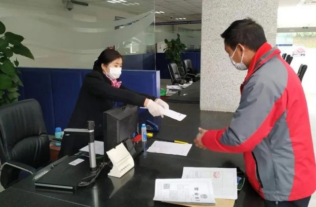 瀘州交警：助力復(fù)工復(fù)產(chǎn)，疫情期間車駕管業(yè)務(wù)這么辦！(圖2)