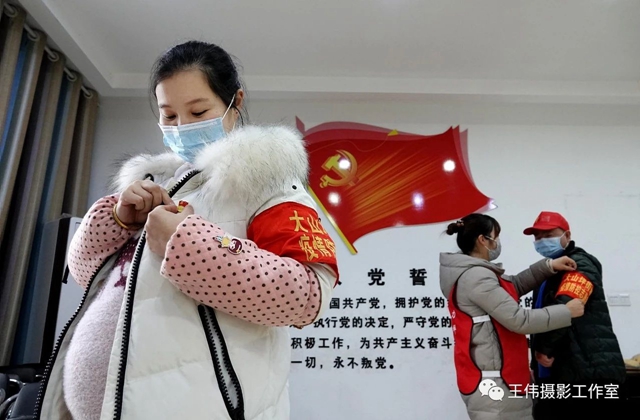瀘州王偉紀(jì)實(shí)攝影《抗疫中的準(zhǔn)媽媽書記》賞析(圖2)
