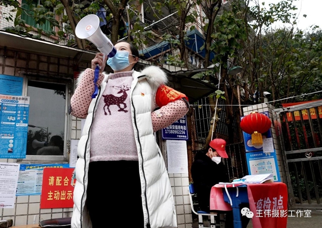 瀘州王偉紀(jì)實(shí)攝影《抗疫中的準(zhǔn)媽媽書記》賞析(圖10)