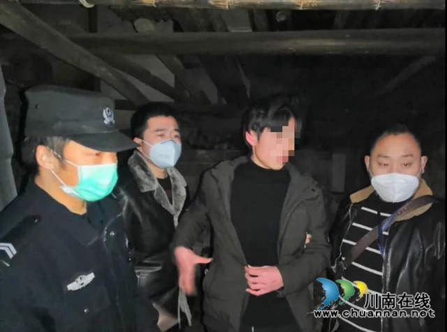 宜賓一男子在網(wǎng)上虛假售賣口罩，心虛到竟躲在了家里的豬圈(圖1)