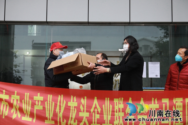 眾志城城，抗擊疫情！瀘州市農(nóng)業(yè)產(chǎn)業(yè)化龍頭企業(yè)聯(lián)合會(huì)龍馬潭小組向多個(gè)街道鄉(xiāng)鎮(zhèn)捐贈(zèng)口罩(圖4)