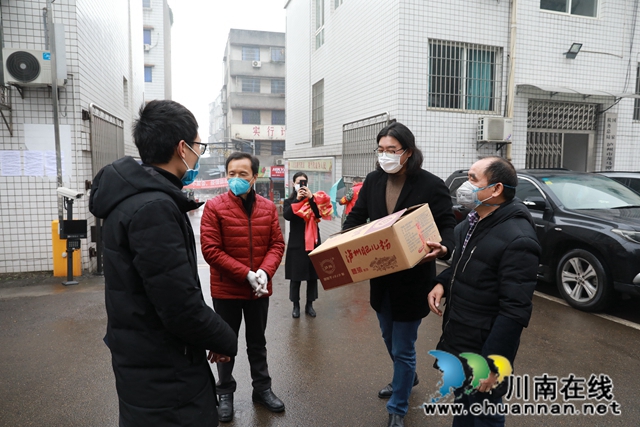 眾志城城，抗擊疫情！瀘州市農(nóng)業(yè)產(chǎn)業(yè)化龍頭企業(yè)聯(lián)合會(huì)龍馬潭小組向多個(gè)街道鄉(xiāng)鎮(zhèn)捐贈(zèng)口罩(圖7)