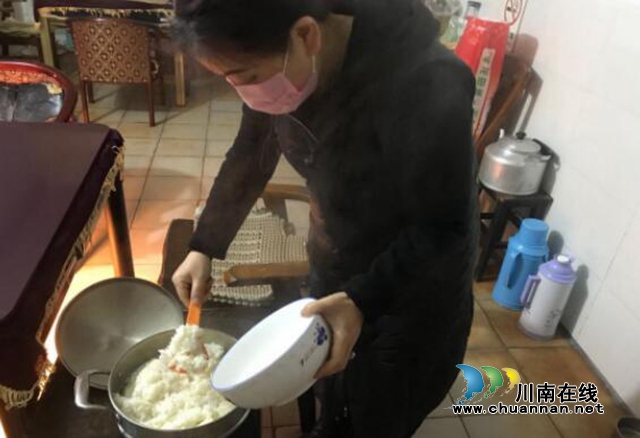 江陽區(qū)北城街道濂溪路社區(qū)：隔離疫情不隔離愛---熱騰騰的飯菜暖人心