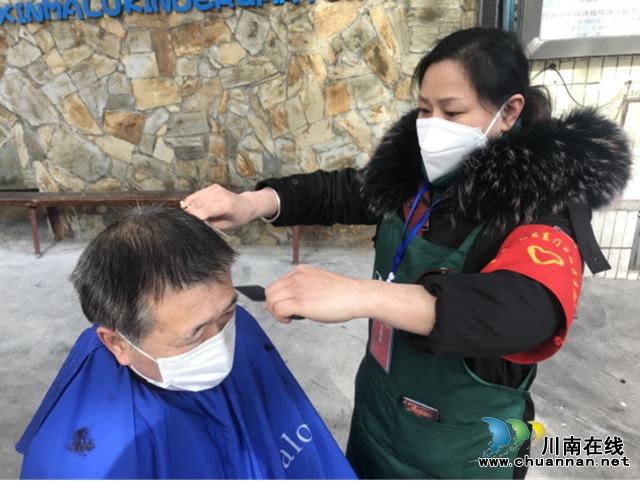 江陽(yáng)區(qū)北城街道免費(fèi)理發(fā)服務(wù) 解決居民“頭等大事”(圖1)