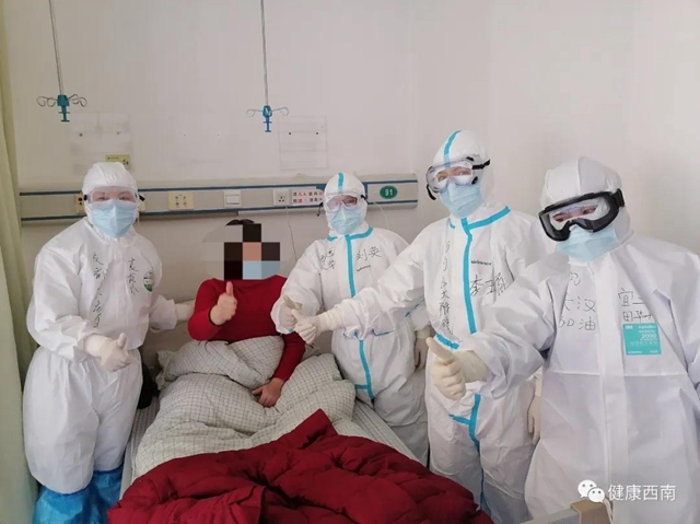 【西南醫(yī)大附院馳援武漢?人物特寫】為了第一時間看到我報平安的信息 母親半夜查看手機(圖4)