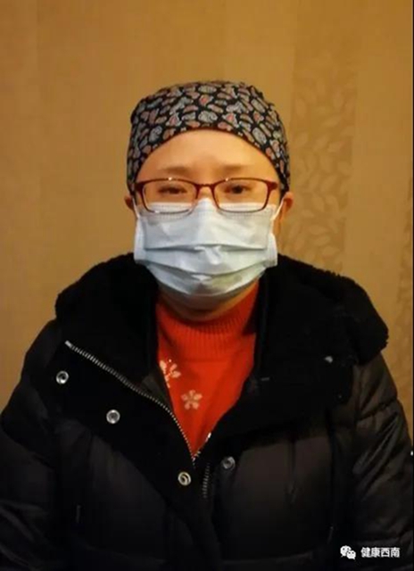 【西南醫(yī)大附院馳援武漢?人物特寫】為了第一時間看到我報平安的信息 母親半夜查看手機(圖1)