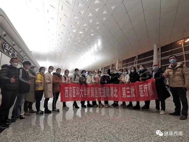 【西南醫(yī)大附院馳援武漢?人物特寫】為了第一時間看到我報平安的信息 母親半夜查看手機(圖2)