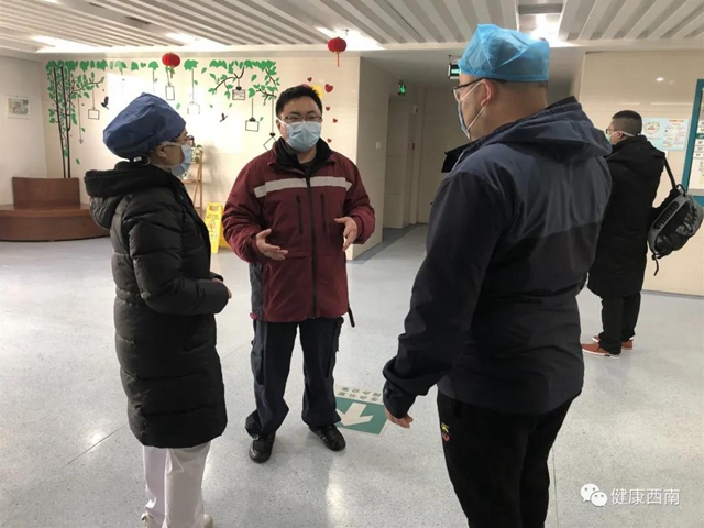 【西南醫(yī)大附院馳援武漢?人物特寫】為了第一時間看到我報平安的信息 母親半夜查看手機(圖3)