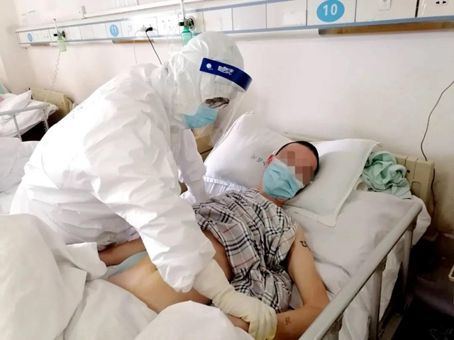 【西南醫(yī)大中醫(yī)院馳援武漢】隔離病房里，他們集體練起了“手部操”(圖1)