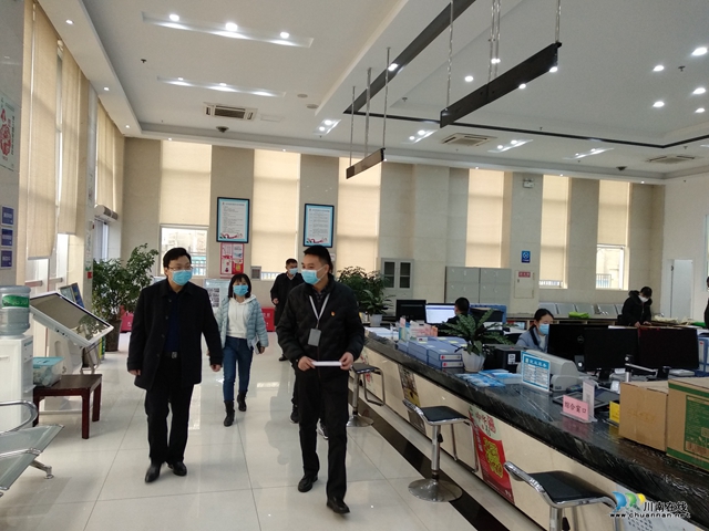 瀘州高新區(qū)黨工委委員、組織部部長(zhǎng)劉峰帶隊(duì)到泰安街道檢查指導(dǎo)新冠病毒肺炎疫情防控工作(圖6)