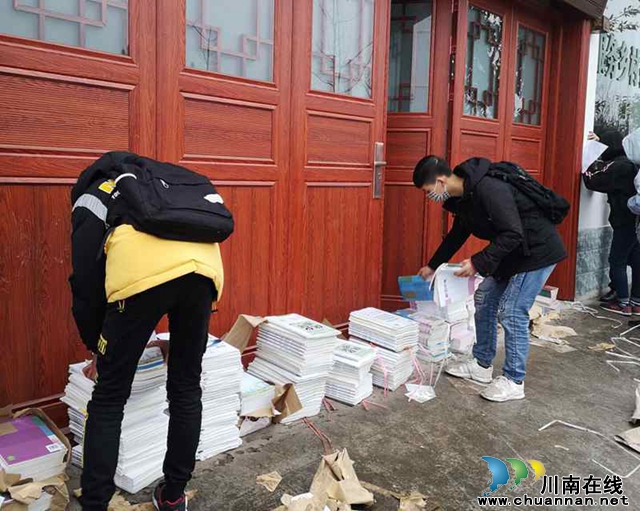 瀘縣六中黨員教師送書到村，助力停課不停學(xué)(圖2)