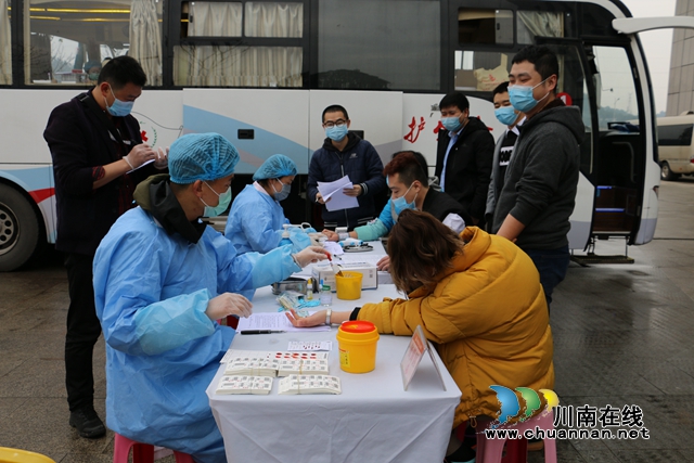 瀘州高新區(qū)總工會(huì)組織園區(qū)干部職工自愿獻(xiàn)血助力新冠病毒肺炎疫情防控