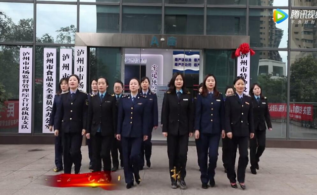 謳歌抗疫“半邊天”  瀘州市市場(chǎng)監(jiān)管版《逆風(fēng)飛揚(yáng)》歌曲在網(wǎng)絡(luò)唱響（視頻）(圖7)