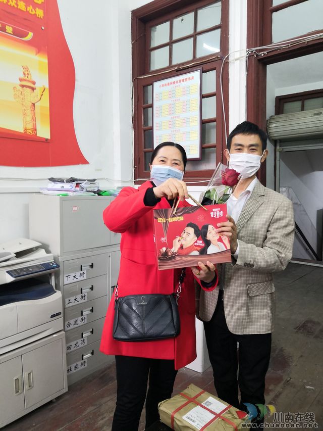 龍馬潭區(qū)小市街道：花贈(zèng)最美“抗疫”者