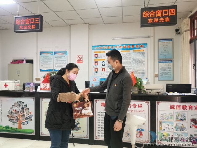 龍馬潭區(qū)小市街道：花贈最美“抗疫”者(圖2)