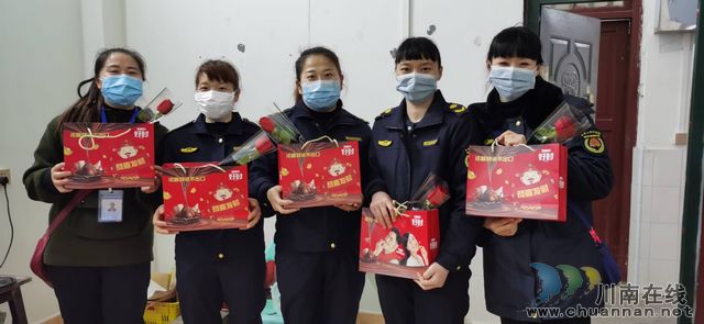 龍馬潭區(qū)小市街道：花贈最美“抗疫”者(圖3)