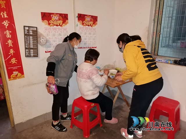 瀘縣玉蟾街道：獨居盲人做飯難 黨員上門送溫暖