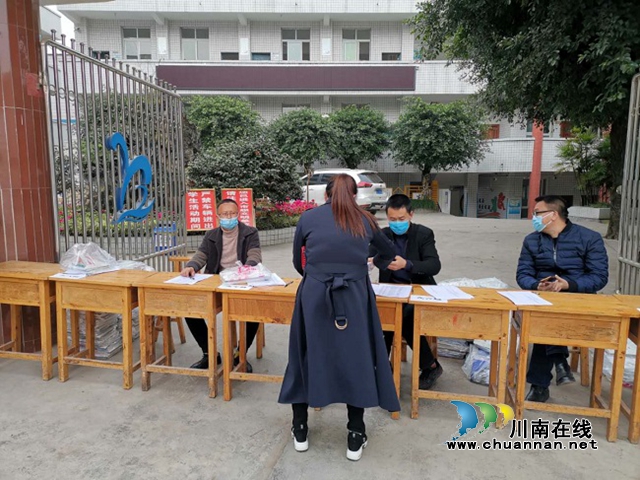 敘永縣馬嶺鎮(zhèn)中學：錯時錯峰發(fā)放教材，解“疫”時之急