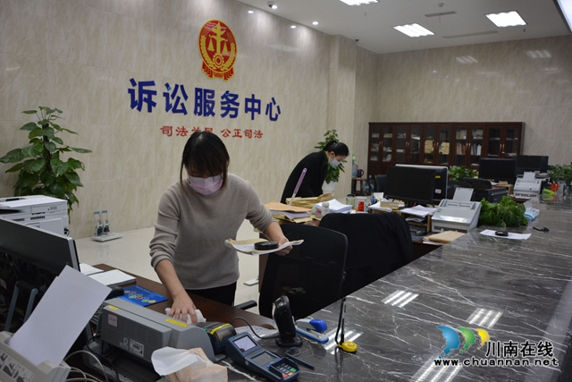 瀘州中院開展“周末衛(wèi)生大掃除”活動(圖2)