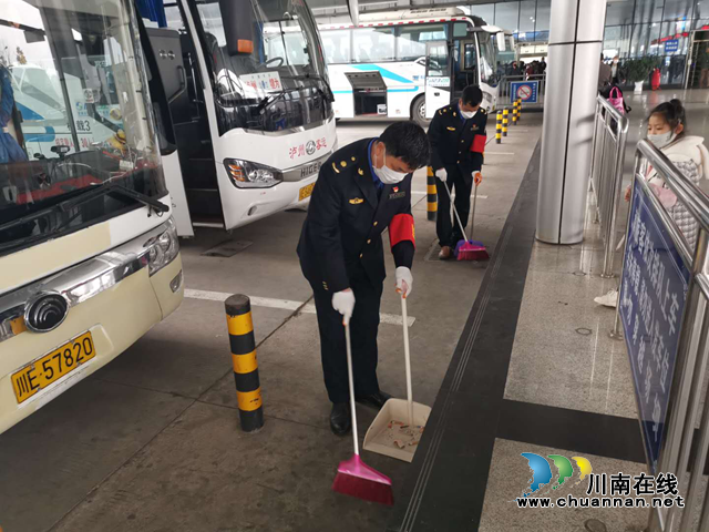 龍馬潭區(qū)綜合行政執(zhí)法局開展愛國衛(wèi)生運動“周末衛(wèi)生大掃除”(圖3)