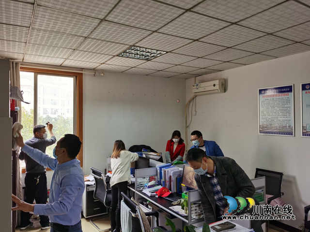 龍馬潭區(qū)綜合行政執(zhí)法局開展愛國衛(wèi)生運動“周末衛(wèi)生大掃除”(圖5)