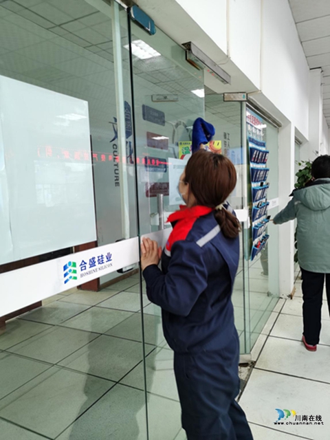 全動員齊上陣 防疫情保健康 瀘州長開區(qū)深入開展“周末衛(wèi)生大掃除”活動(圖5)