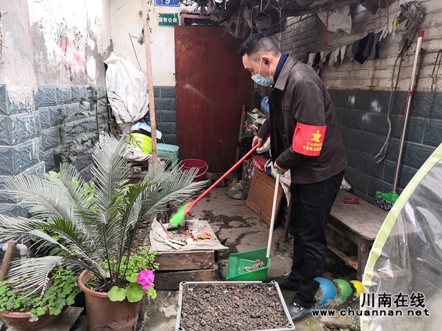 龍馬潭區(qū)小市街道：吹哨集結(jié) 向“臟亂差”開戰(zhàn)