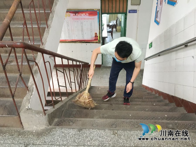 瀘縣六中黨員教師開展周末衛(wèi)生大掃除活動(圖2)