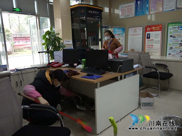江陽區(qū)茜草街道沙坪社區(qū)：開展周末衛(wèi)生大掃除 筑就疫情防控堅實屏障(圖2)