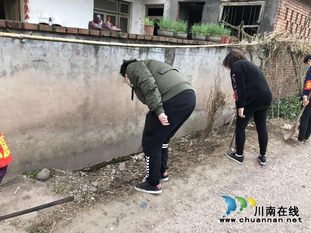 江陽區(qū)茜草街道沙坪社區(qū)：開展周末衛(wèi)生大掃除 筑就疫情防控堅實屏障(圖1)