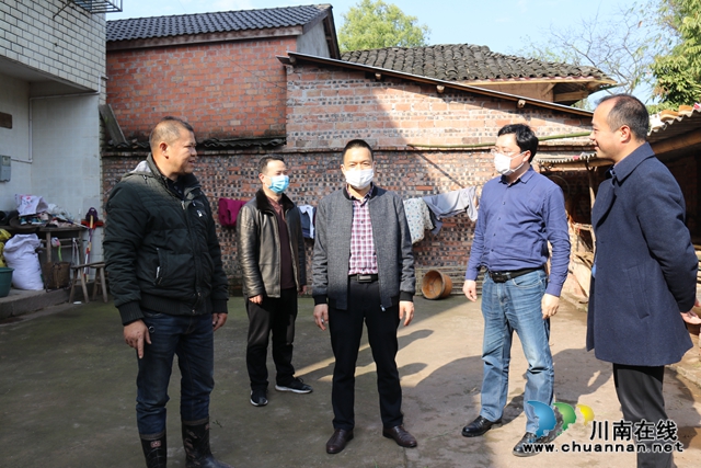張福榮到瀘縣百和鎮(zhèn)督導宗教場所安全管理及脫貧攻堅工作(圖3)