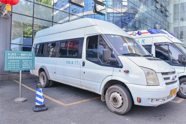 擺渡車、公交接駁專車已就位！往返西南醫(yī)大附院兩院區(qū)的就診患者方便了(圖3)