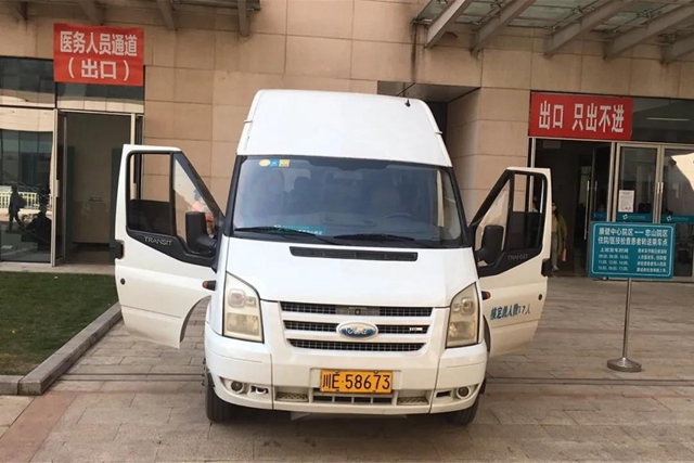 擺渡車、公交接駁專車已就位！往返西南醫(yī)大附院兩院區(qū)的就診患者方便了(圖2)