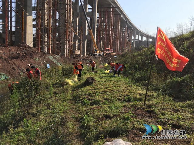 龍馬潭區(qū)紅星街道長橋社區(qū)組織黨員志愿者開展河灘地違規(guī)種植大清理行動(圖1)