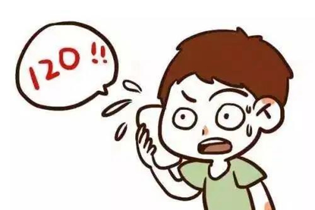 瀘州大爺暈倒路邊，90后醫(yī)生跨欄上演生死急救！(圖2)
