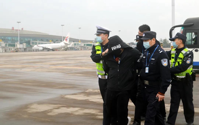 瀘州黑衣男，不滿防疫措施“劫持”飛機(jī)？