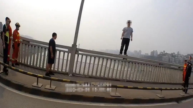 瀘州長江大橋跳橋男子獲救，已被依法行政處罰！(圖3)