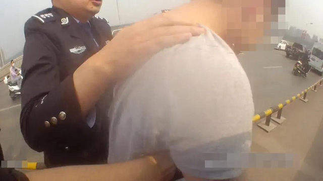 瀘州長江大橋跳橋男子獲救，已被依法行政處罰！(圖5)