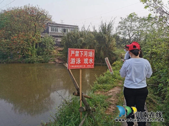 江陽區(qū)茜草街道沙坪社區(qū)開展汛前涉水安全排查整治工作(圖2)