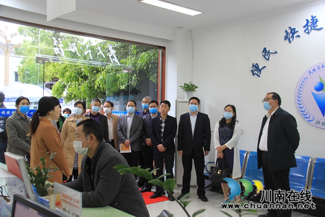 瀘州市人大常委會(huì)到瀘縣云龍鎮(zhèn)調(diào)研醫(yī)療保障工作(圖2)