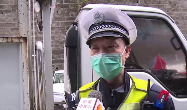 你彎腰的樣子真帥！ 瀘州54歲交警徒手清理排污口(圖3)