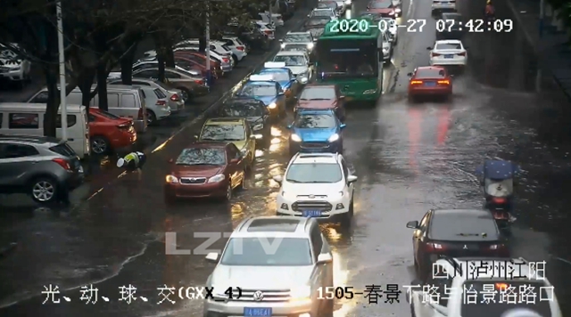 你彎腰的樣子真帥！ 瀘州54歲交警徒手清理排污口(圖4)
