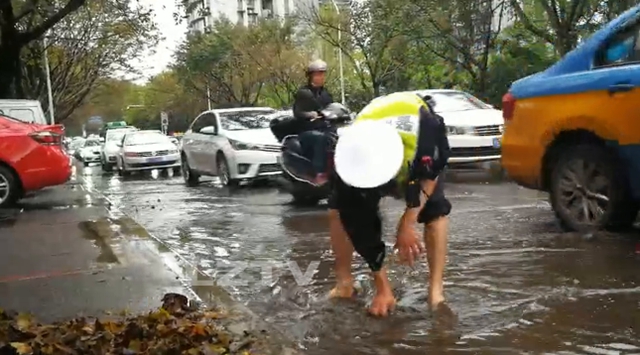 你彎腰的樣子真帥！ 瀘州54歲交警徒手清理排污口(圖7)
