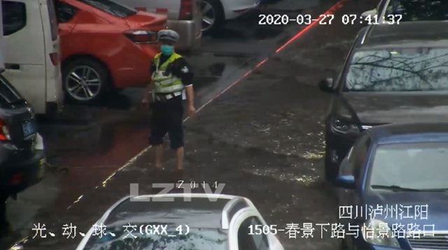 你彎腰的樣子真帥！ 瀘州54歲交警徒手清理排污口(圖6)