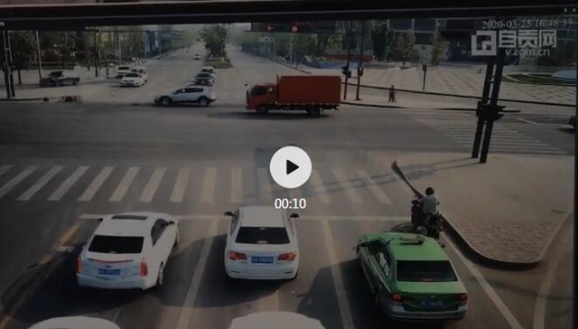 驚險！自貢一無牌電動車闖紅燈被撞飛(圖1)